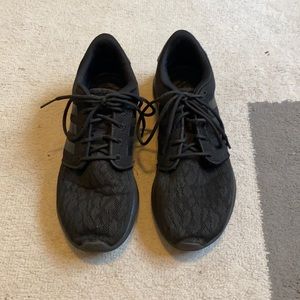 Women’s Adidas tennis shoes all black